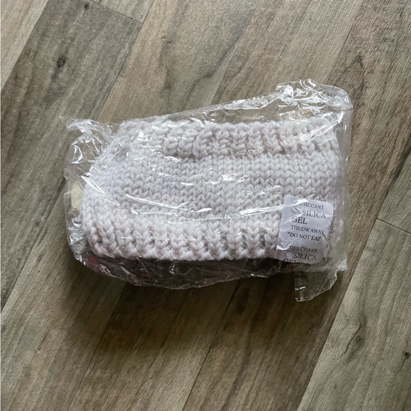 NWT Women’s Ivory Knitted Bow Winter Headband - Picture 3 of 3